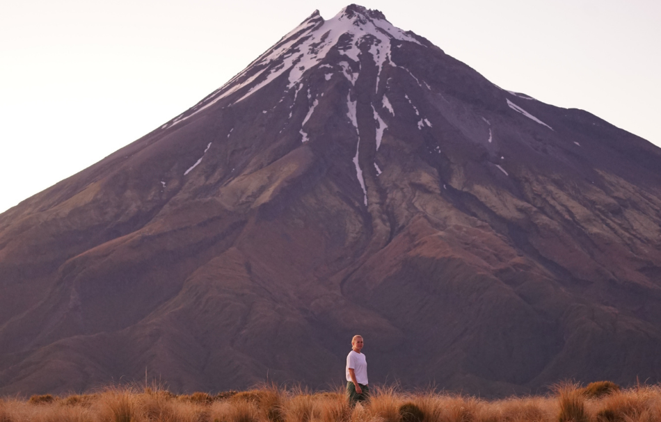 Mädchen die vor einem Berg in Neuseeland läuft